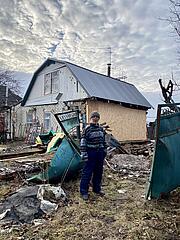 
    Livyj Bereh, „Bez kożucha, chleba, obrusa, bukietu kwiatów i krzyża”, 2022-2023, fotografia
 
    Na zdjęciu mężczyzna na zrujnowanym podwórzu przed domem