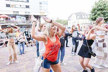 
    Międzynarodowy Dzień Tańca
 
    Na zdjęciu tańczące osoby