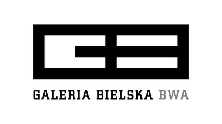  Oprowadzanie dla rodzin z dziećmi po wystawach w Galerii Bielskiej BWA Na zdjęciu logo galerii