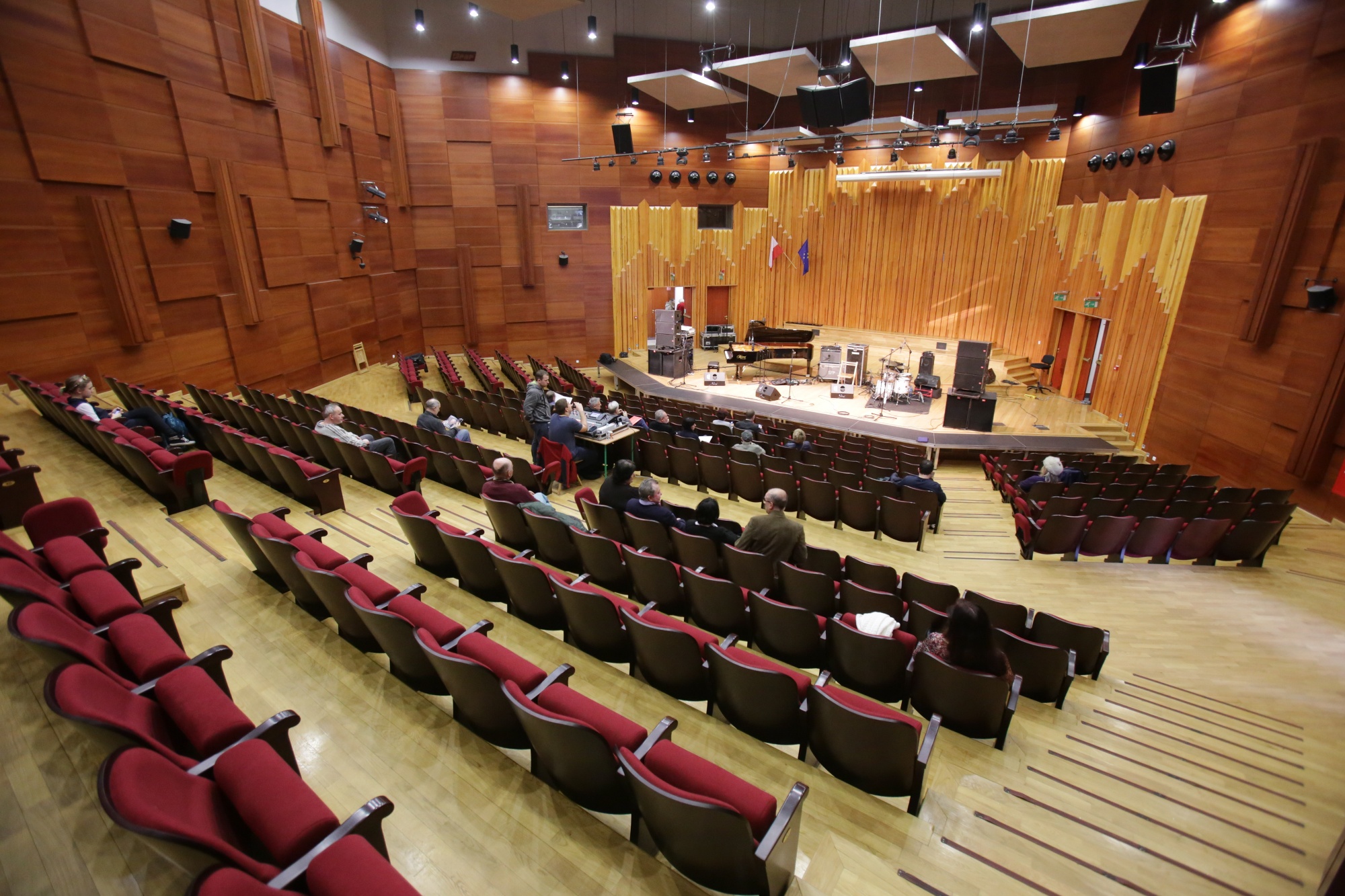  Brass Ruders: Koncert Polskiej Muzyki Filmowej Na zdjęciu sala koncertowa szkoły muzycznej