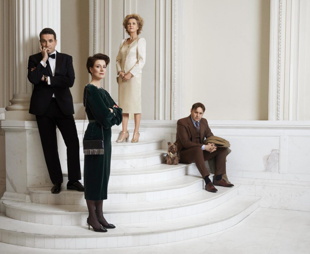 Scena z filmu Teściowie Cztery osoby na schodach