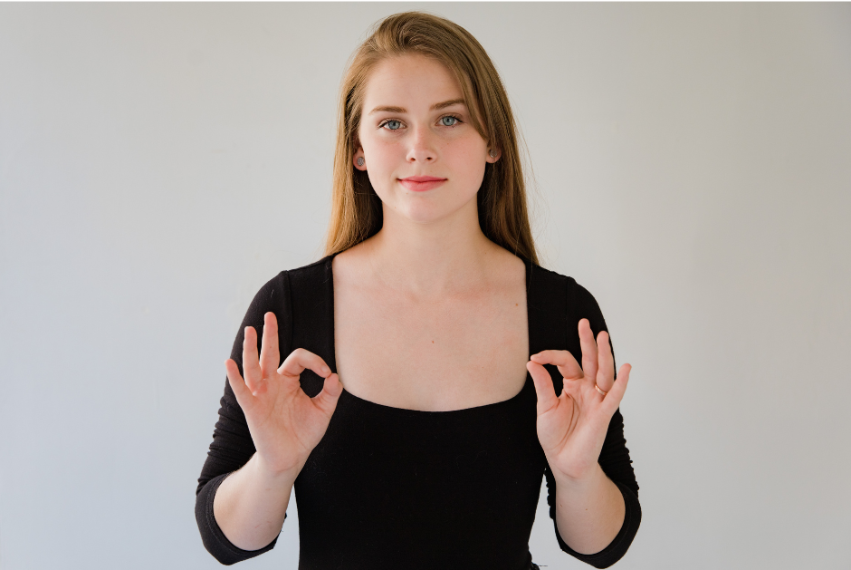  fot. Canva Na zdjęciu dziewczyna prezentująca język migowy
