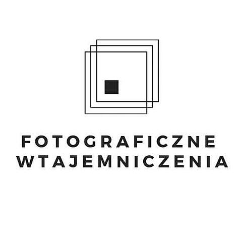  Fotograficzne wtajemniczenia  Na zdjęciu logo warsztatów