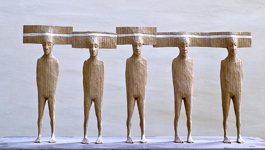 Marcin Rząsa, bez tytułu, rzeźba w drewnie Marcin Rząsa, bez tytułu, rzeźba w drewnie Na zdjęciu rzeźba - pięć sylwetek ludzkich
