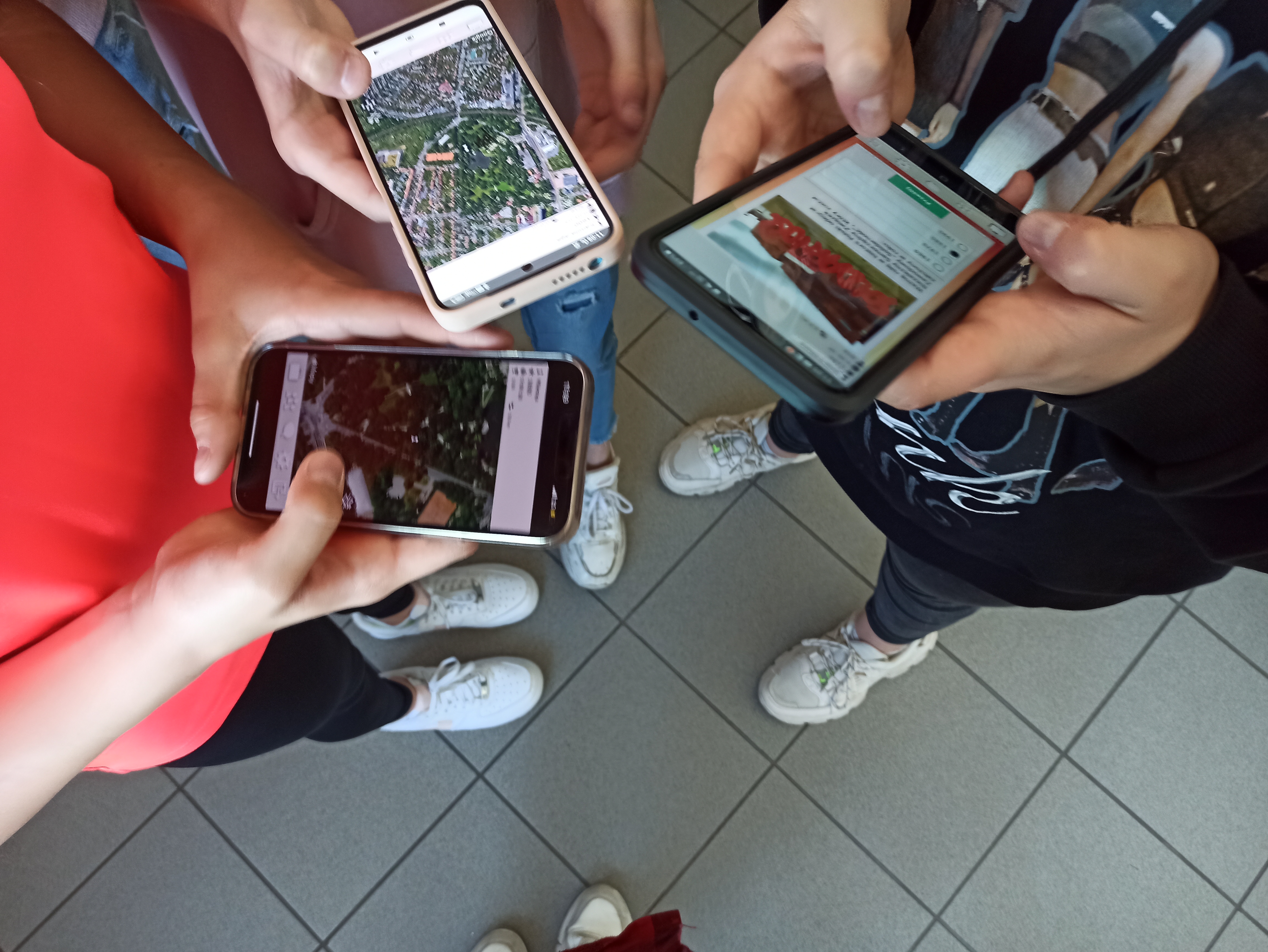  Gościnne miasto Bielsko-Biała Na zdjęciu gra z użyciem smartfonów